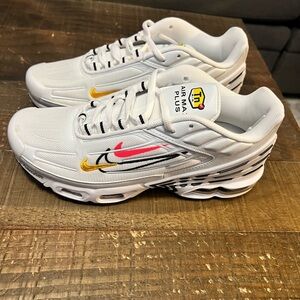 NIB✨NIKE AIR MAX Women’s Sneakers size 9.5